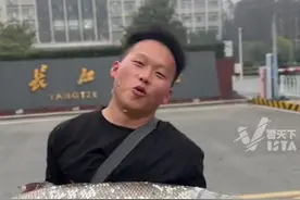 高校一男生钓到50斤大鱼，在校园显摆了两个多小时，当事人：连电动车都“溜”没电了（来源：@高校钓鱼手黄阳阳 ）#人间最强视频封面
