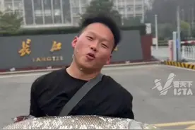 高校一男生钓到50斤大鱼，在校园显摆了两个多小时，当事人：连电动车都“溜”没电了（来源：@高校钓鱼手黄阳阳 ）#人间最强视频封面