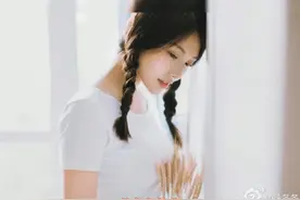 #徐冬冬 仿妆。近日有网友晒出自己的仿妆视频，手拿椰树椰汁摆出经典动作，简直就是徐冬冬本...#娱乐评论大赏视频封面