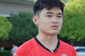 今晚苏超常州对阵淮安“破圈之战”在即 中超球员黄紫昌应淘宝闪购邀请，特意来到淮安为常州队加油鼓劲。#苏超 #淘宝闪购 #淮安 #常州队