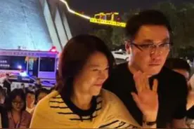 #董明珠夜游石家庄正定古城 ，王自如全程伴随神情专注 #格力  #董明珠   #石家庄 #王自如视频封面