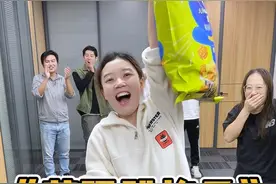 #百变游戏  蒙眼跳格子挑战，这个游戏好好玩~@百变公司