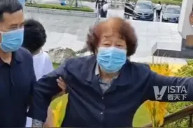 5月21日，湖南长沙。袁隆平院士夫人邓则，前往长沙唐人万寿园陵墓，携家属一起纪念袁老。 