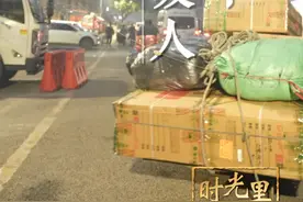 #最后的重庆“棒棒”扛过470斤的货#吹糠见米落袋为安 ，干一天拿一天钱，这是二十出头的冉光辉选择做棒棒的主要原因。他牵着三岁儿子扛大包的样子被大学生拍下，很快成为重庆朝天门码头的明星“棒棒”。近四十年光景，他用棒棒扛出一套房，扛出了一家人的梦想。浩荡的重庆“棒棒”如今只剩下千人左右，棒棒也被板车、电动车逐步代替。冉光辉马上也要60岁了，儿女都劝他不要再辛苦扛货，但他不觉得累，儿子今年高考，他还要继续扛着梦想往前奔。#时光里视频封面