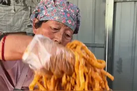 自制辣条 #我的乡村生活老妈今天自己做了辣条。#新农人计划2025 #抖音精选 #自制辣条家常做法视频封面