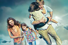 父亲把女儿从楼上扔了下去！ 一开始：天哪，他是不是在杀他的女儿？最后：他救了他的女儿和他自己！#电影 #短片 #紧张