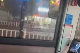 温州一公交司机拒绝导盲犬上车、当事人发声：后自行打车、公交公司已给解决方案视频封面