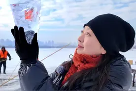 进入12月，松花江冰层厚度达到30厘米以上，进入了最佳采冰期，让我们跟随镜头了解采冰全过程。#秀我中国  #冰雪大世界  #黑龙江旅游