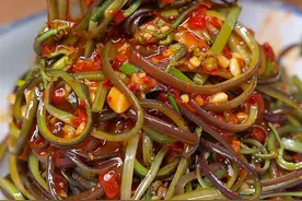 又到吃野菜的季节了，蕨菜摘回家你就跟我这样做，清脆爽口好吃还下饭#春天的味道 #凉拌蕨菜 #跟我学做菜视频封面