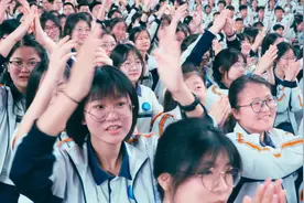 5月15日，日照实验高中2024届高三毕业典礼在艺体馆举行。视频封面