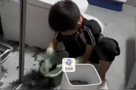 10月18日（采访时间），天津。孩子逗狗不慎将厕所门砸爆，妈妈情绪稳定理性教导：“每个人都有做错事的时候”（华龙网原创采访报道）视频封面