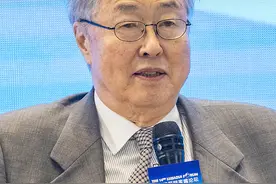 #周小川 ：#人民币国际化 与上海国际金融中心建设同步 #第十四届陆家嘴论坛视频封面
