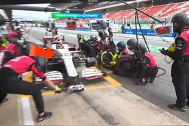 活久见之——亏气的新胎 🛞🤯 #f1 #进站 #换胎视频封面