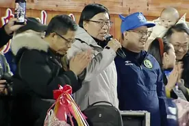 中国明星足球队村超友谊赛，韩乔生再次送上祝福！“村超既是你们的，也是我们的”！#贵州村超  #贵州村超嘉年华台源友谊赛  #中国明星足球队  #村超全国赛  #村超世界杯视频封面