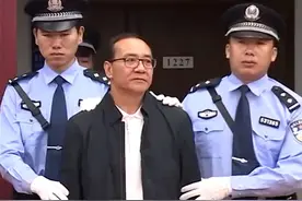 【受贿100套房100个车位！医院院长王天朝庭审画面曝光】近日，云南省第一人民医院原院长王天朝庭审画面曝光。他利用职务之便为他人谋取利益，受贿共计现金人民币3500万元，以及价值人民币8000余万元的房产100套、停车位100个。视频封面