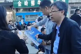 5月1日，山东淄博，惠民县文旅局局长赴淄博现场加微信”揽客”，游客：吃碗烧烤接着去！#孙武不夜城 #淄博烧烤 #现场实拍 #好客山东#进淄赶烤 #山东dou知道 @抖音短视频视频封面