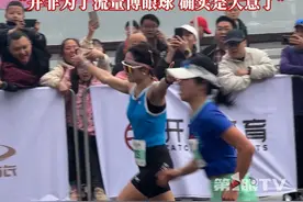 2025重庆女子半马“最后冲线时被反超”一幕引发网友热议，当事人哽咽回应：并非为了流量博眼球“提前开香槟”，前面已经拼搏了那么久，最后确实是大意了。视频封面