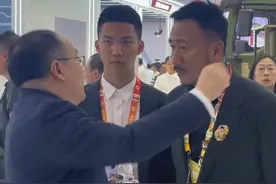 那个说要开战斗机的孩子长大了，胡军带16岁军迷儿子看航展：“他最喜欢的生日礼物！ ”康康直呼“歼35A太帅了”！视频封面