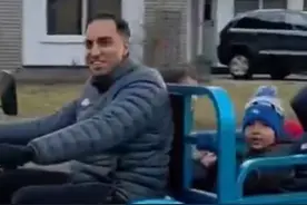 【#三蹦子在美国被炒到一万多美元  #美国人喜欢的三蹦子可能要断货了  】美国人喜欢的“三蹦子”可能要断货了！国内从事三蹦子生产的任先生称，其公司生产的三蹦子去年开始销往美国，如今关税太高销量成不了规模，现在主要卖国内。此前，淮海控股集团副董事长安桂辰接受记者采访时称，对于中国的“三蹦子”引爆了整个美国市场。安桂辰称，现在中国“三蹦子”已经在美国市场被炒到一万多美元，翻了近十倍。（综合中国经济周刊 海报新闻）