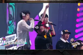 #大张伟舞台战队团魂拉满  WoWkie Da @大张伟  抱着吉他弹唱少年感扑面而来！企鹅村老大战队集体亮相，团魂直接燃起来了，他们用热血又浪漫的《只为自己开的花》在总决赛的舞台上为战队留下了一个宝贵的回忆！#新说唱巅峰冠军夜  #新说唱2024视频封面