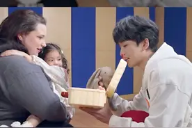 黄子弘凡给佳佳带了礼物，让害羞的佳佳转过了头 #我们的爸爸视频封面