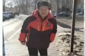 大庆急寻：七旬老人走失，穿蓝色抓绒上衣、黑色白条裤子，拎三个包图片