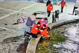 女孩一把将男孩推下水，可怜的男孩上岸后都不知道是谁。⑩#你怎么看视频封面