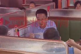 2024年8月10日，退役军人栾留伟因救人牺牲。北京市民自发前往其火锅店消费支持，他们说：北京人不会让这家店倒了！到今天，北京人依然用行动守护着这家英雄的店！栾留伟妻子：留伟仗义，北京人局气，他们说到做到。这一年很感谢大家对我们的照顾和支持。（记者：赵荆威）