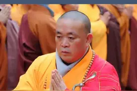 网传少林寺第30代方丈释永信携妻女等34人潜逃，警方辟谣：通报是假的，正在开展工作。#少林寺#释永信