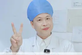 手上反复长这种水泡的女生，一旦发作家务少干，痒得难受跟着医生这样处理！#汗疱疹 #情侣 #在抖音pick你的健康搭子  #解锁春日健康清单  #抖出健康知识宝藏