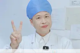 手上反复长这种水泡的女生，一旦发作家务少干，痒得难受跟着医生这样处理！#汗疱疹 #情侣 #在抖音pick你的健康搭子  #解锁春日健康清单  #抖出健康知识宝藏
