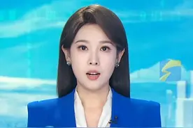 凤凰传奇曾毅回应不雅手表争议：“手表是朋友送的，以为是劳力士。”部分网友不买账翻出旧视频，曾表示自己踹打过女性工作人员然后公开道歉。#曾毅 #手表 #旧账视频封面