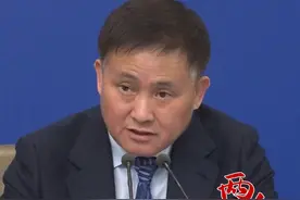 央行行长潘功胜：进一步扩大再贷款规模，从5千亿扩大到8千亿至1万亿，降低再贷款利率（记者：李树超 曹雯璟） #央行  #贷款  #利率视频封面
