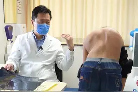 13岁男孩#脊柱侧弯 后背突起大包视频封面