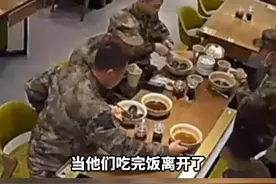 5位军人在饭店吃完饭后，主动将碗筷收拾好，桌椅摆放好，这就是素质！#中国军人 #素质 #正能量 视频封面