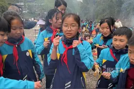 4月1日，#重庆小学生背着锅碗瓢盆徒步4公里春游野炊  ，400多名小学生在小河边生火、切菜、掌勺做饭。校长：此次活动不收费，孩子们想春游野炊的呼声很高！实践、野外都有我们的成长课堂。#春游 #野炊视频封面