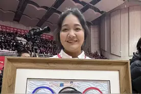 新师大学子为“奥运金牌天团”送上绘画作品 11月25日，“决胜巴黎·绽放奥运——奥运冠军面对面”巡回宣讲新疆站活动启动仪式，在新疆师范大学举行。由潘展乐、张雨霏、李越宏、刘宇坤、李雯雯、曹缘、刘洋、李倩、黄张嘉洋、邓雅文、贾一凡11位奥运冠军组成的“奥运金牌天团”，现场与学子们亲切互动，该校美术学院的学生还拿出提前为奥运健儿们画的漫画，并赠送给他们。#潘展乐  #张雨霏  #李雯雯  #奥运天团来新疆了视频封面