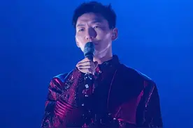 阿如那蒙语唱乌兰巴托的夜 太好听了，他的唱功被低估了，一起来欣赏阿如那在披荆斩棘的哥哥第四季的精彩表现吧#阿如那 #乌兰巴托的夜 #披荆斩棘第四季 #神级现场 #蒙语歌曲视频封面