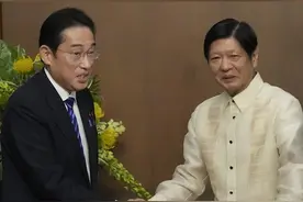 【谋划退路？美国核心盟友频频对华示好】 近日，美国众议院议长声称要动用一切手段对抗中国，但其盟友却纷纷向中国示好。台媒称，美国国际影响力正不断衰退，国内政治经济问题不断，遏华步履逐渐沉重。视频封面