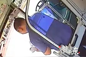 6月2日，山东青岛，老两口坐公交换乘，不慎将装有8万现金的背包遗落在了公交车上。青岛真情巴士901路驾驶员李红伟检查车辆时发现，拾金不昧如数归还。将背包还给失主时，李红伟说：“在我们车上，你放心就行了，任何时候都能找到。”#点赞山东 #拾金不昧视频封面
