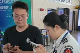 6月28日，菏泽机场，安检员提醒，有3C标识的充电宝可以上飞机，但是也不能在飞行过程中给电子设备充电。