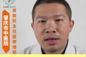 皮肤科医生和你聊聊：什么原因会诱发白头发？ 常会有朋友来咨询，为什么会出现白头发？为什么这么年纪轻轻就出现白头发？
今天我们来简单聊聊这个话题。#抖出健康知识宝藏 #抖音知识年终大赏 #医学科普 #白头发 #皮肤科医生谭颖 @抖音短视频