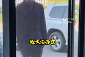 4月20日，辽宁鞍山。一位大叔到店家门口讨点吃的，结果店家拿馅饼和500现金支援。大叔跪地道谢，转身瞬间强忍着泪水。（视频来源：@关尔先生 ）视频封面