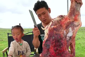 00后藏族牧民，蓝天白云大草原上吃牦牛火锅 #记录真实生活 #农村生活 #vlog日常