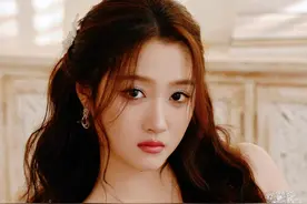 女星为何非必要不和关晓彤同框？一张高清照曝光，才知鹿晗眼光有多绝 #关晓彤 #鹿晗 #虞书欣 #白鹿 #2025靠什么过年视频封面
