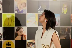 很开心今天得了年度品质直播间大奖 在一众漂亮的礼服里 我今天像是打酱油的#克劳锐 #克劳锐峰会 #TRACYCHU视频封面