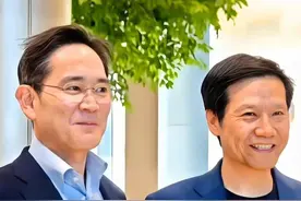 三星李在镕中国行一改高冷形象，全程微笑脸 #雷军李在镕合影 #李在镕安蒙到访小米汽车工厂 #抖音热评视频封面