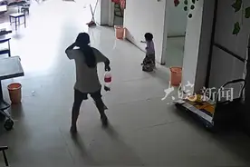 车辆失控破门而入 11岁女孩勇救1岁半妹妹 爷爷：孙女行为我都挺敬佩
带姐姐吃了饭，买了新衣服