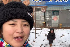 北大荒今年的冬天感觉还蛮暖和，建超级大棚复杂程度超出我们的想 象，不过事在人为，终于快要整完了~#乡村守护人 #梦儿在北大荒 #南北差异视频封面