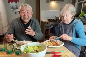 中英夫妻的饮食文化冲突！ 中英夫妻的饮食文化冲突！谢谢儿子导演 @郭头头 #文化差异 #文化冲突 #中西婚姻 #夫妻 #矛盾视频封面